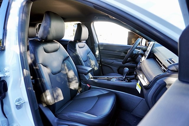 New 2026 Bright White Clear-Coat Exterior Paint Jeep Latitude image 15