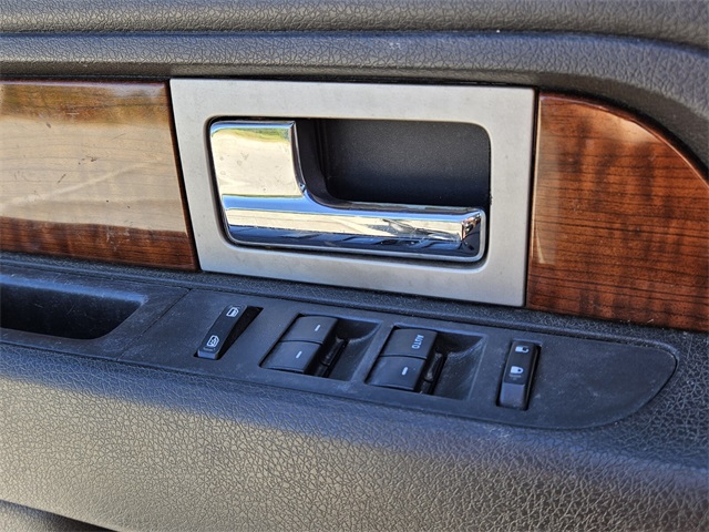2010 Ford F-150 Lariat photo 26