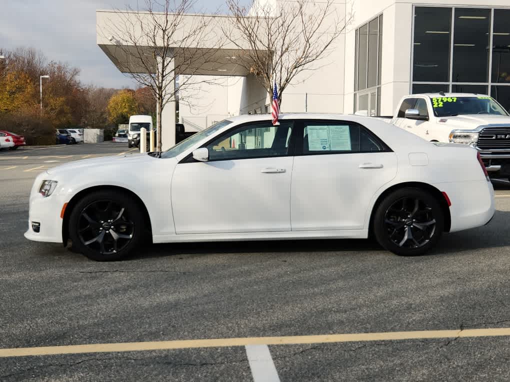 2023 Chrysler 300 Touring L photo 4