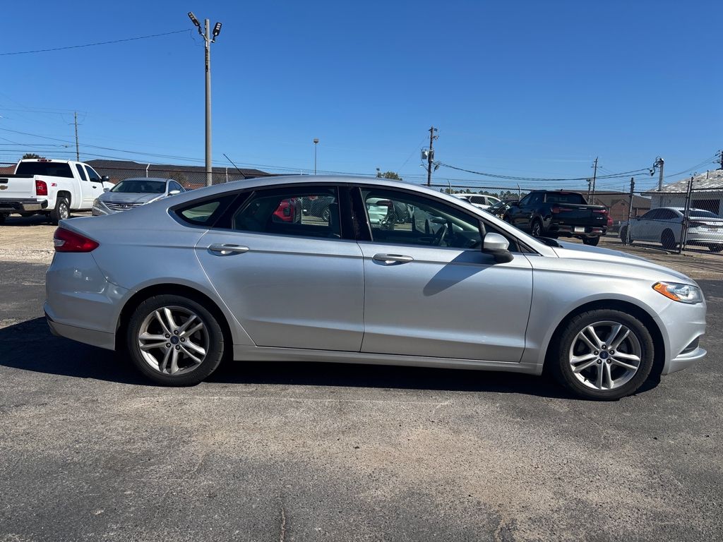 2018 Ford Fusion SE photo 2