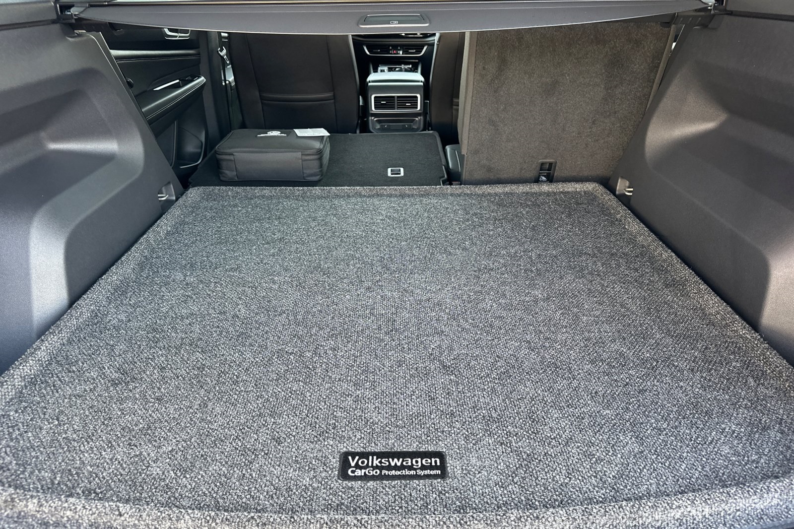 2025 Volkswagen Atlas Cross Sport SEL R-Line photo 12