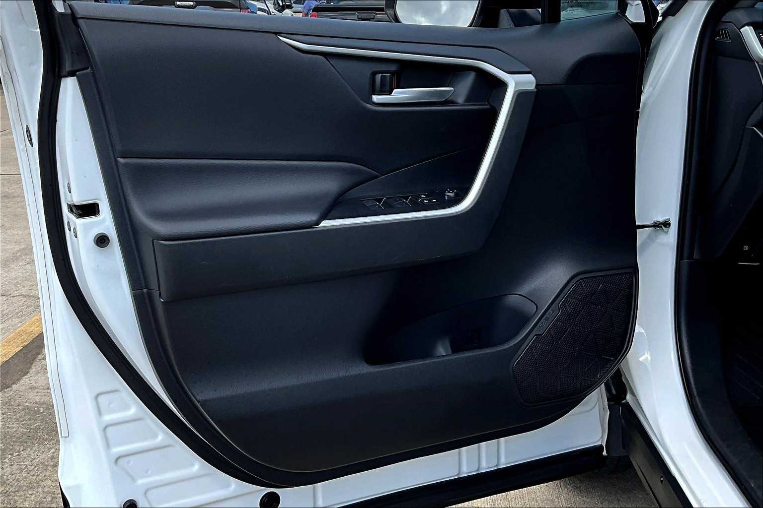 2024 Toyota RAV4 Hybrid XLE photo 12