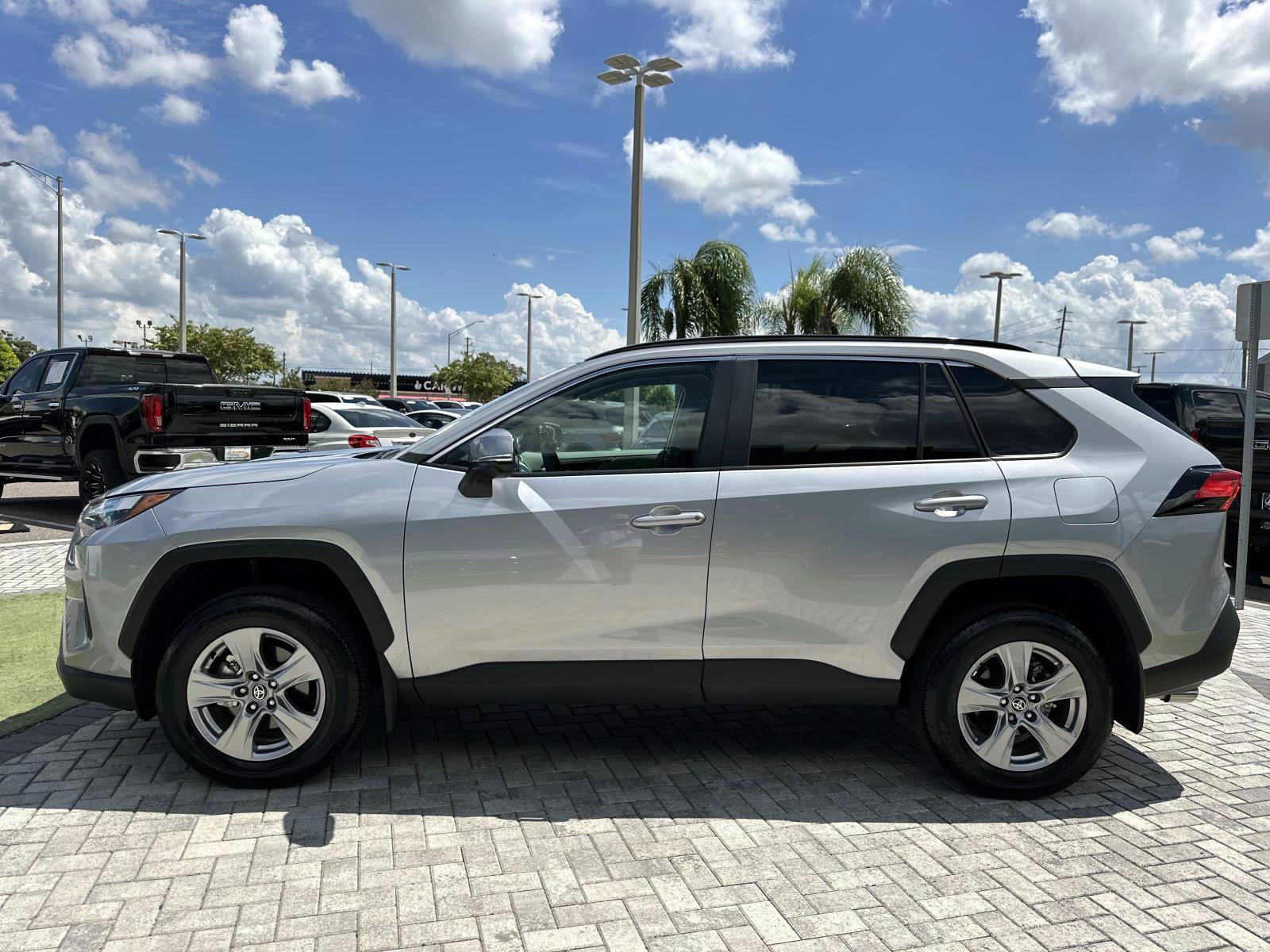 2025 Toyota RAV4 XLE photo 4