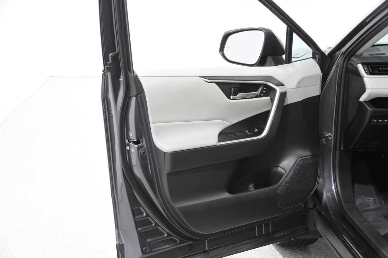 2022 Toyota RAV4 XLE Premium photo 4