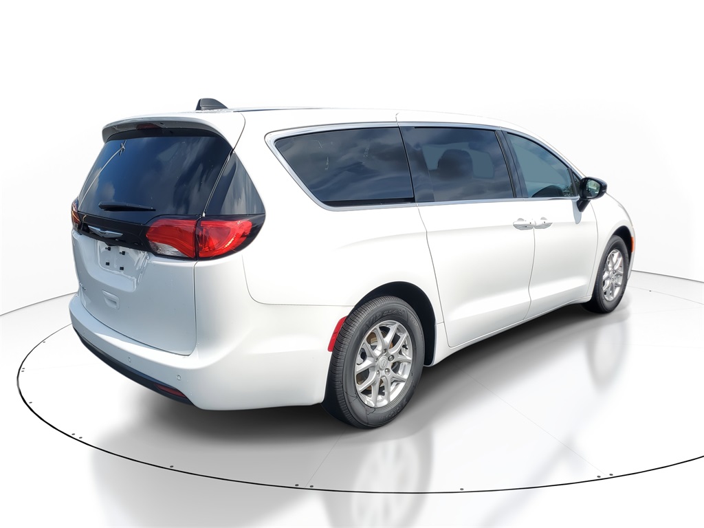 2026 Chrysler Voyager LE photo 2