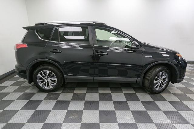 2016 Toyota RAV4 Hybrid XLE photo 4