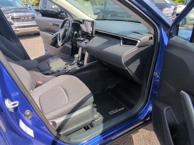 2022 Toyota Corolla Cross LE photo 38