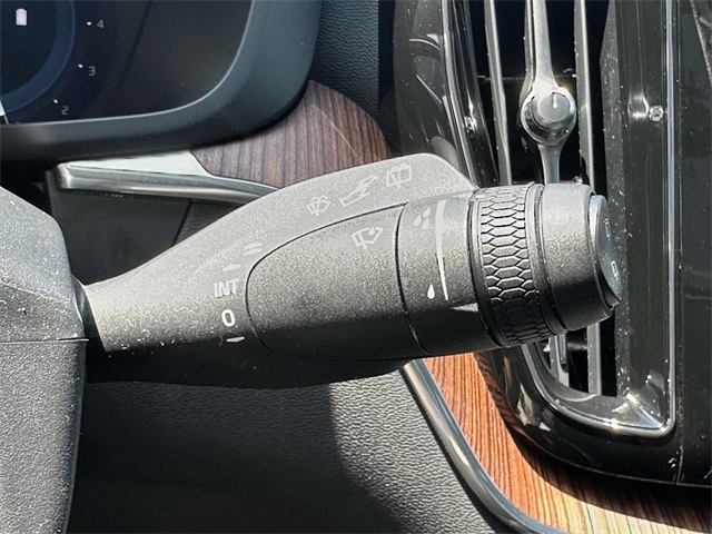 2023 Volvo XC60 B5 Plus photo 26