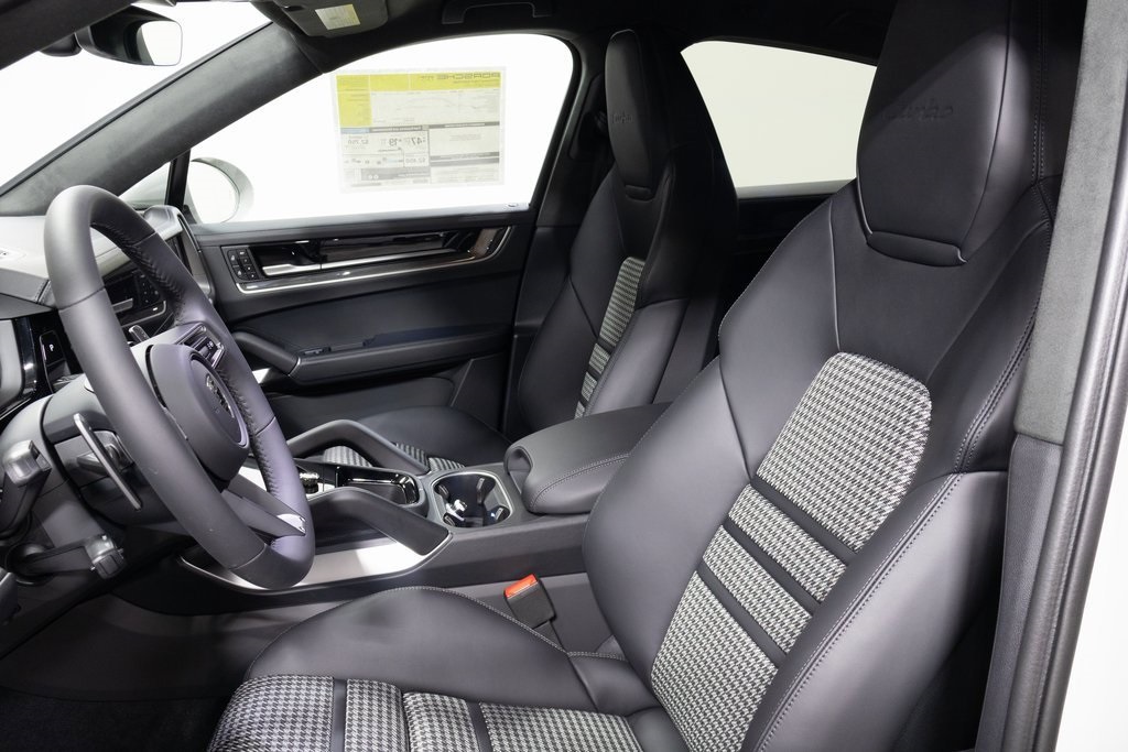 2025 Porsche Cayenne Turbo E-Hybrid photo 4
