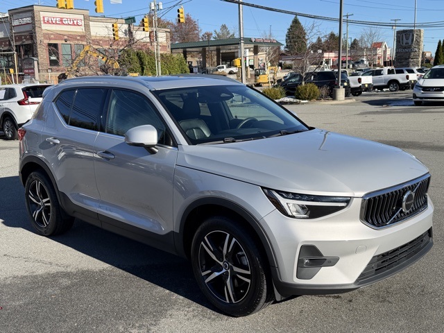 2023 Volvo XC40 Plus photo 3