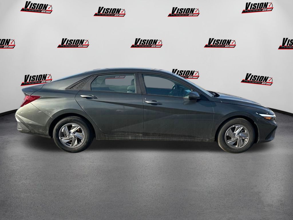 2024 Hyundai Elantra SE photo 4
