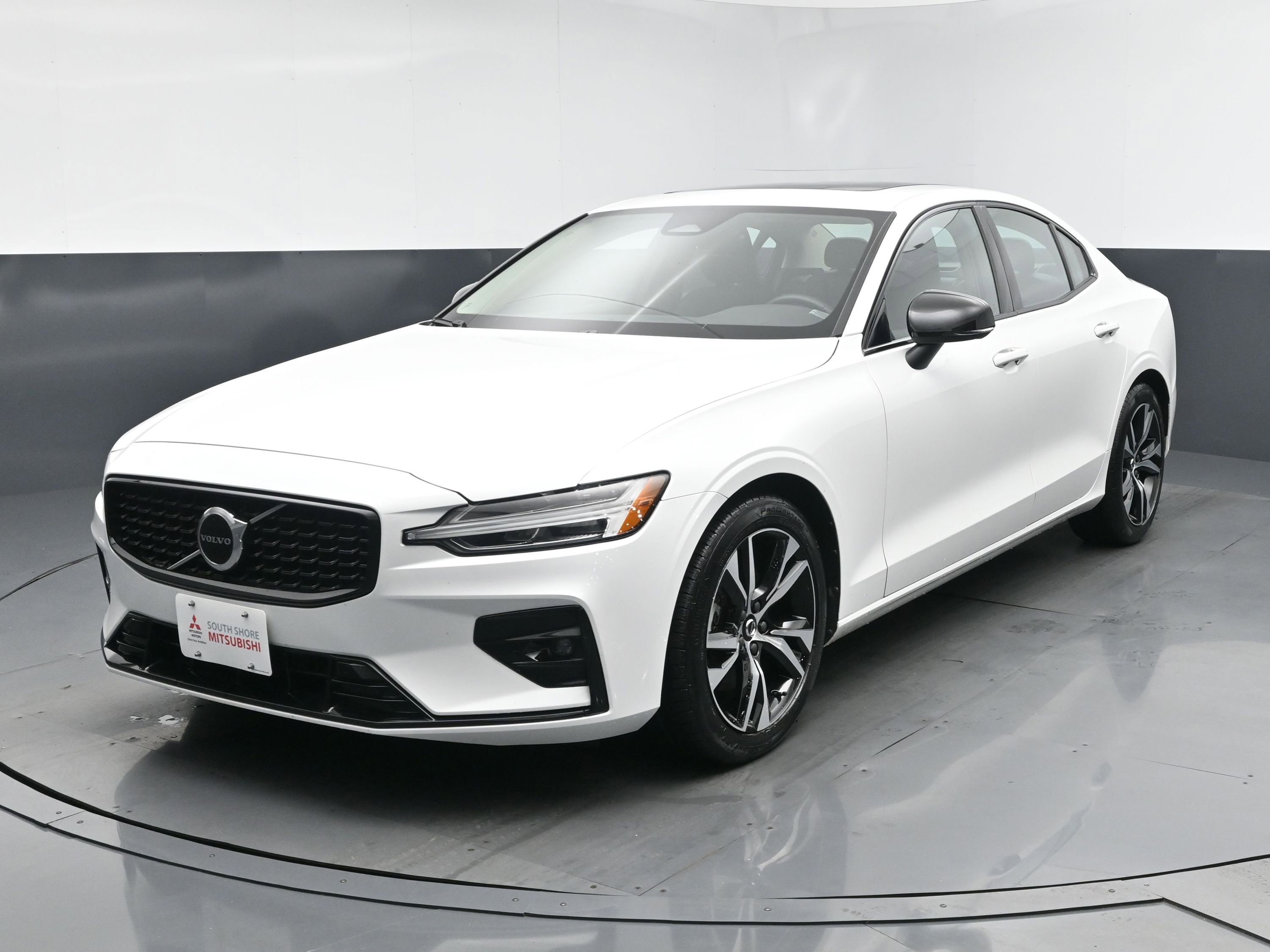 2024 Volvo S60 Core's photo