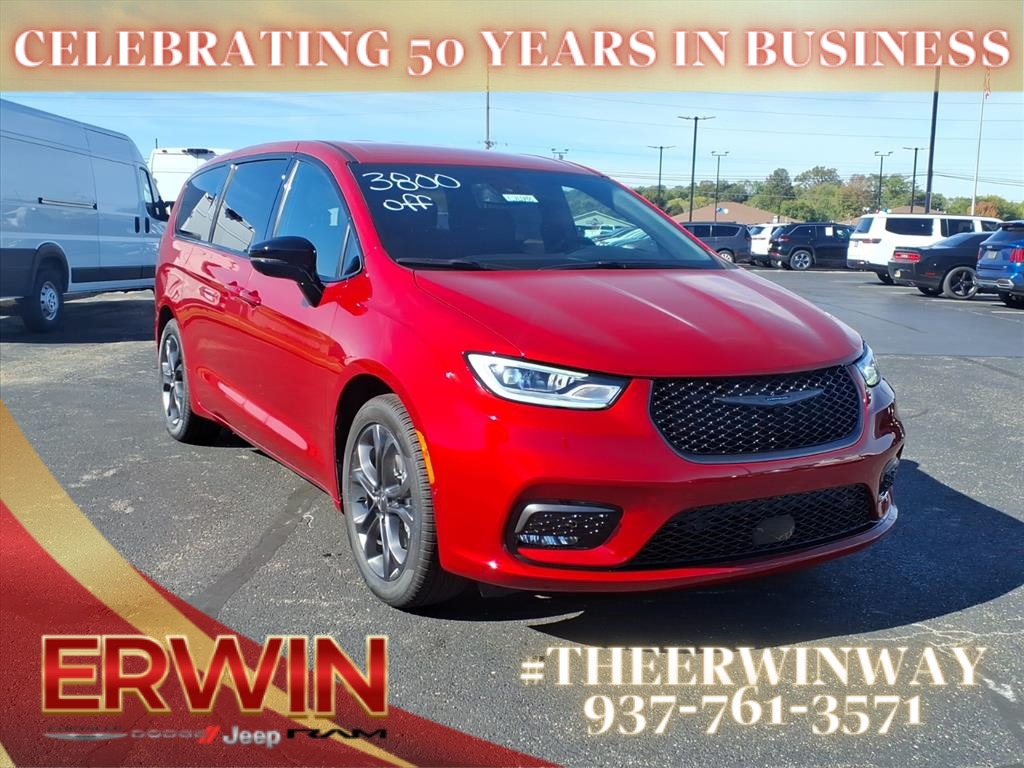 2026 Chrysler Pacifica Select's photo