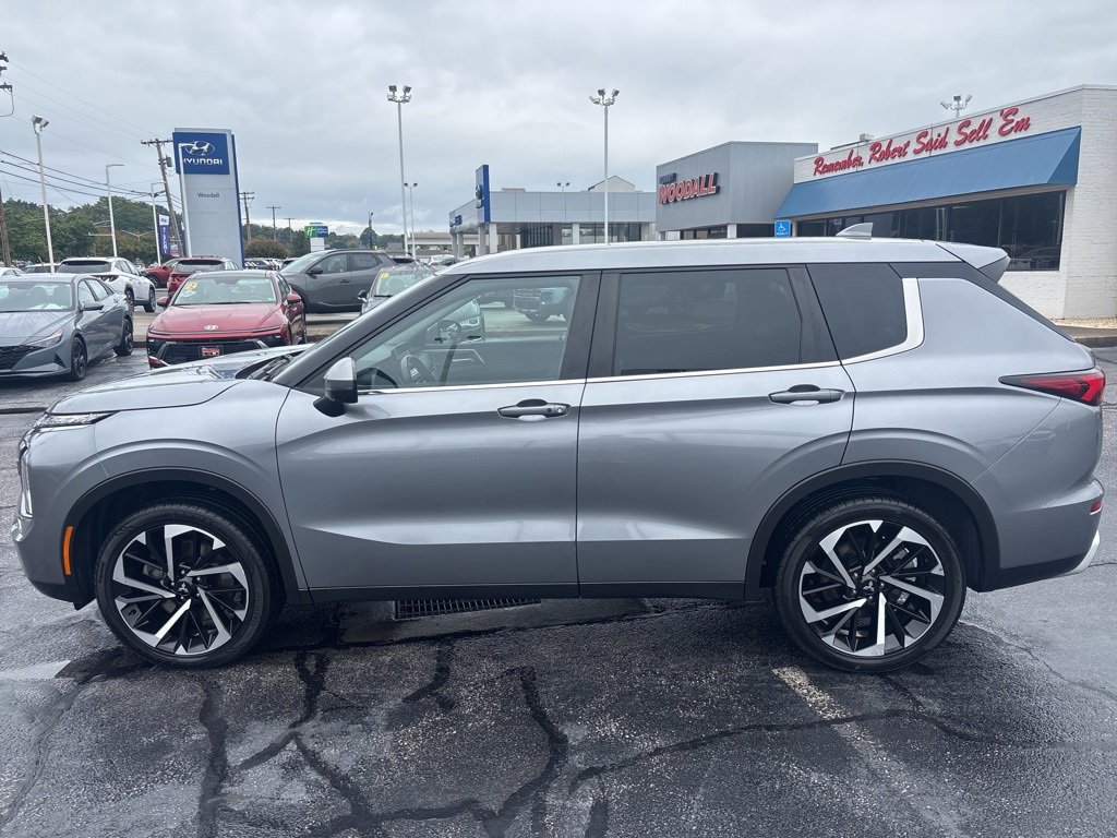 2023 Mitsubishi Outlander SE photo 3