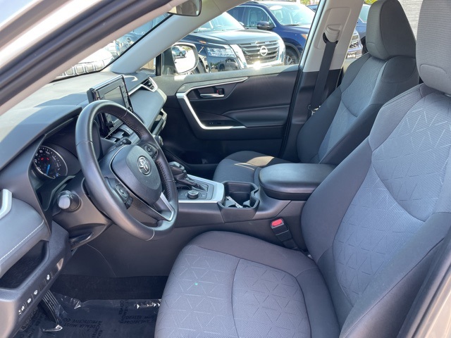 2020 Toyota RAV4 Hybrid XLE photo 14