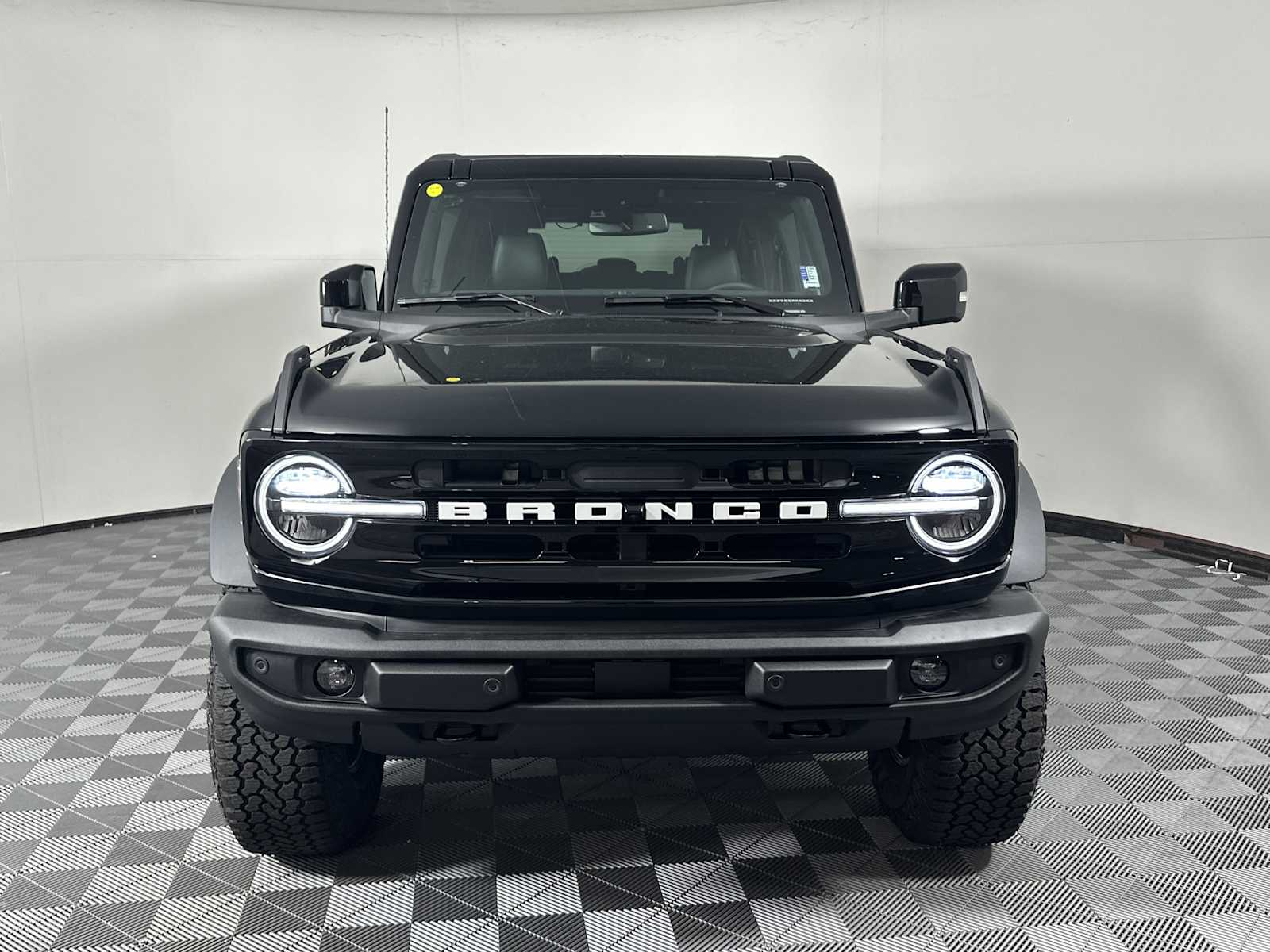 2025 Ford Bronco Outer Banks photo 2