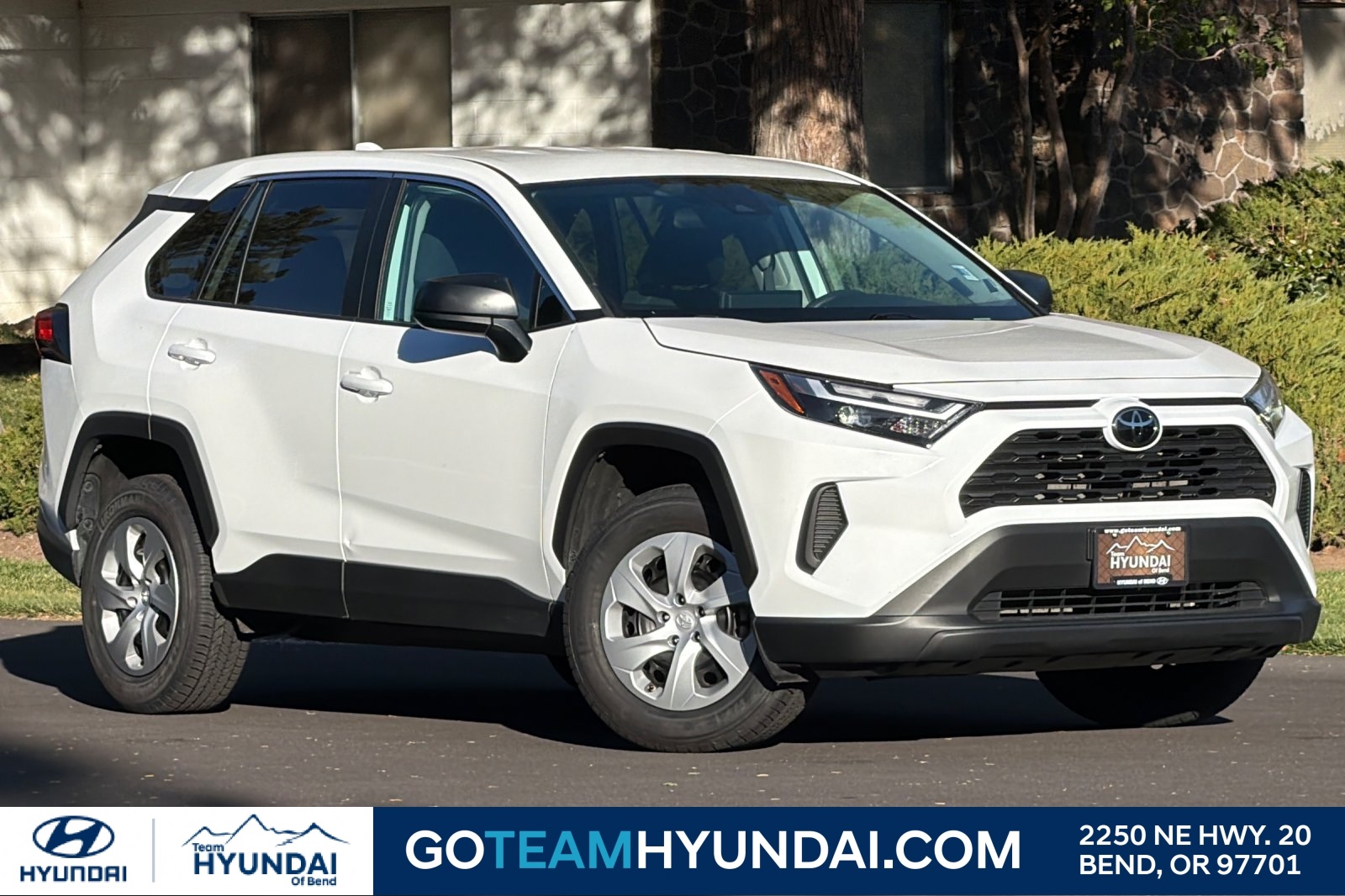 2024 Toyota RAV4 LE's photo