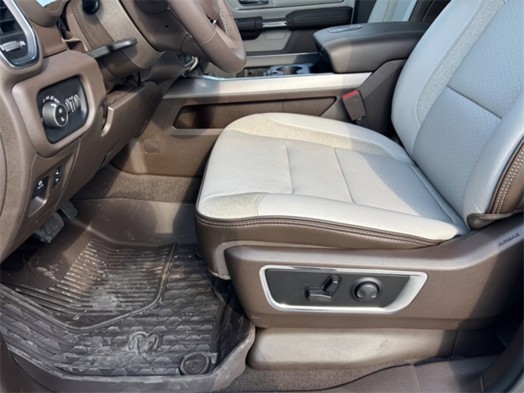 2025 Ram 1500 Laramie photo 9