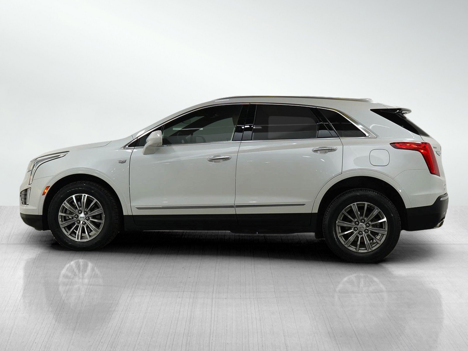 Used 2017 Cadillac XT5 Luxury with VIN 1GYKNDRS7HZ312436 for sale in Minneapolis, Minnesota