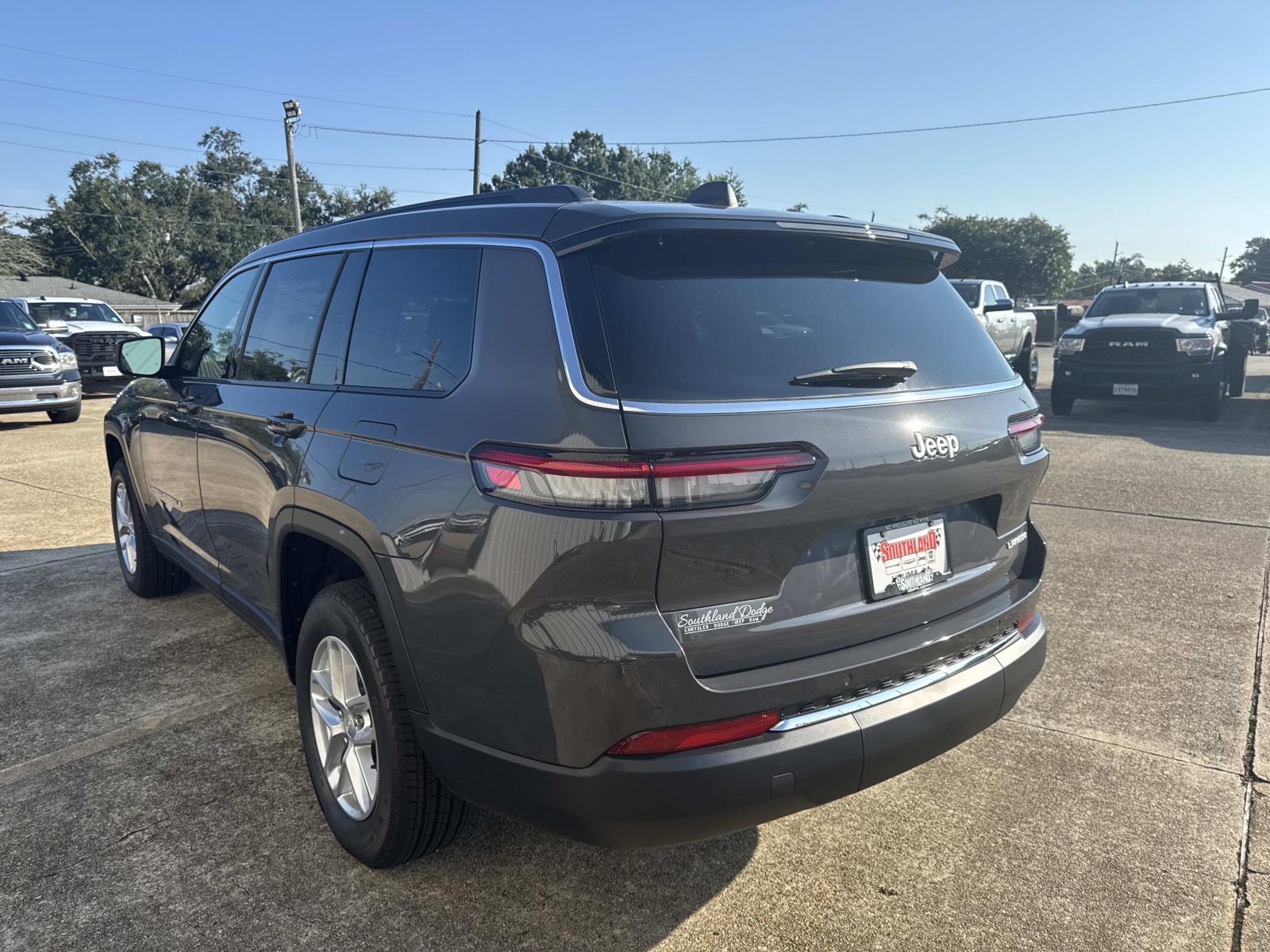 2025 Jeep Grand Cherokee Laredo X photo 3