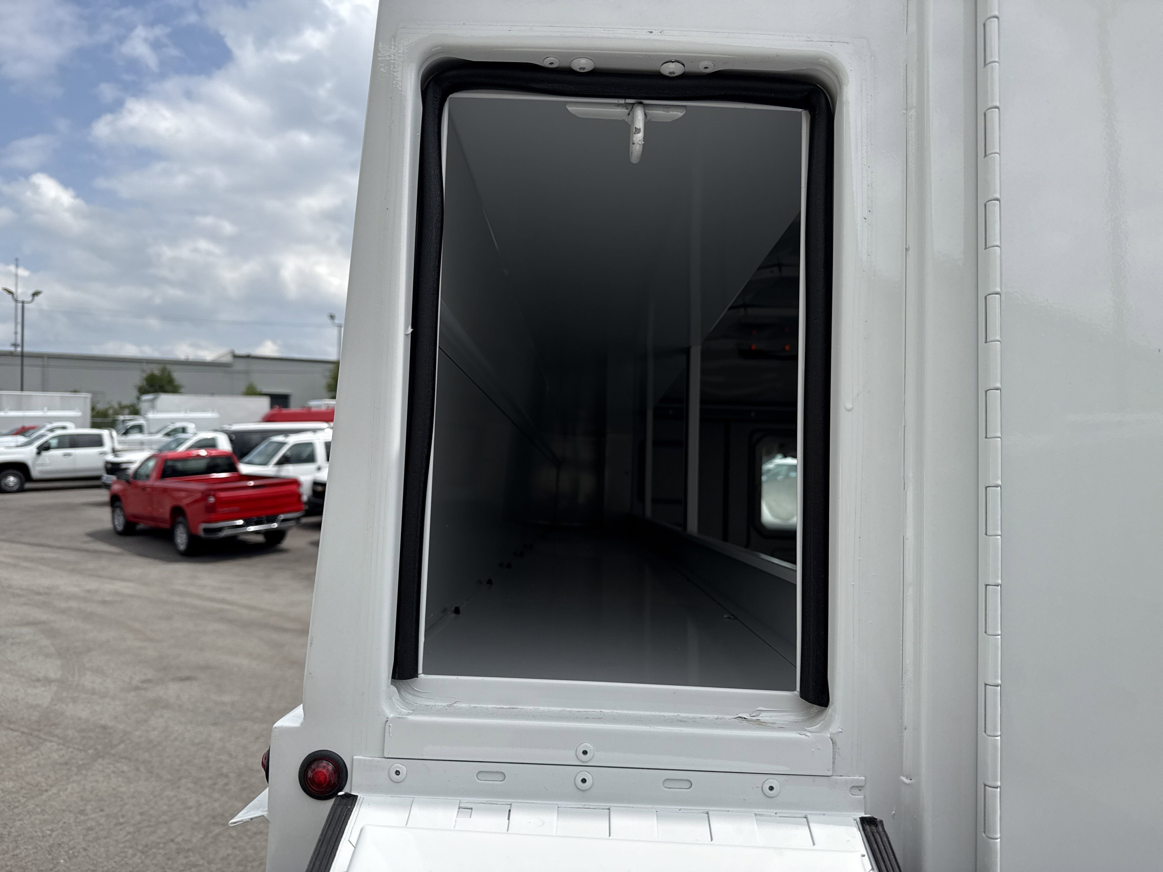 2025 Chevrolet Express Cutaway 3500 photo 4