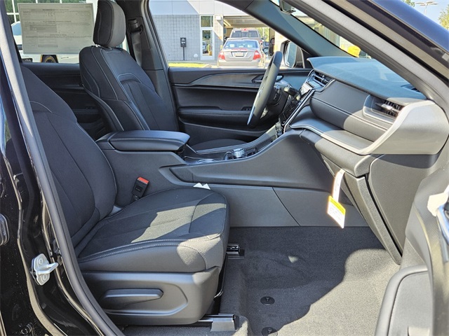 2025 Jeep Grand Cherokee Laredo Altitude photo 15