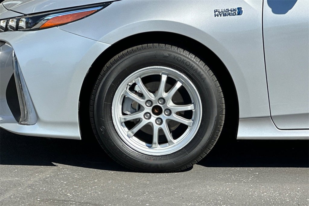 2017 Toyota Prius Prime Advanced photo 30