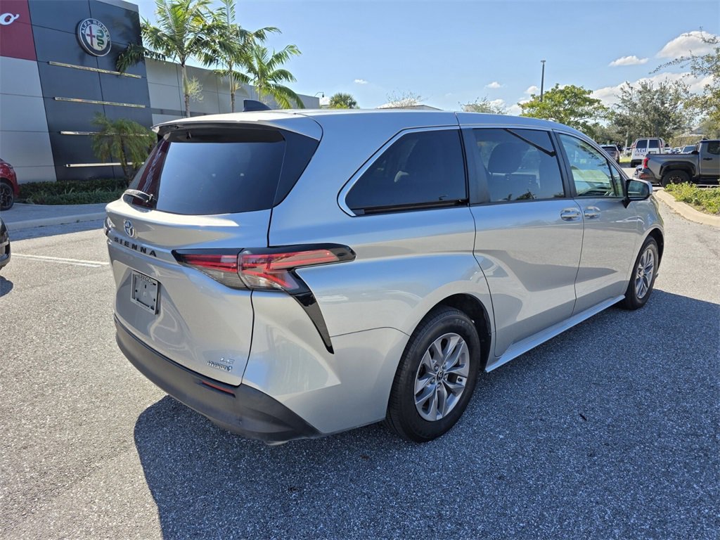2022 Toyota Sienna LE photo 4