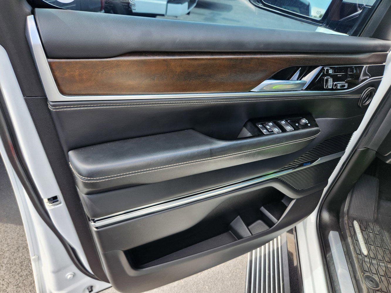 2022 Jeep Grand Wagoneer II photo 38