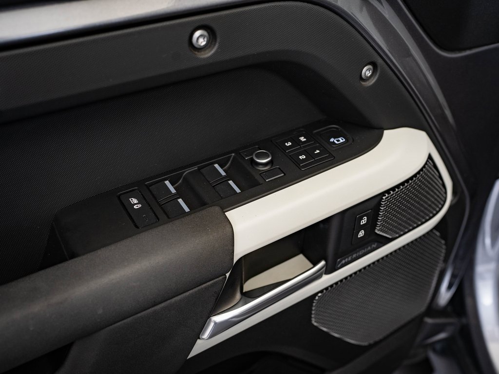 2020 Land Rover Defender 110 SE photo 22