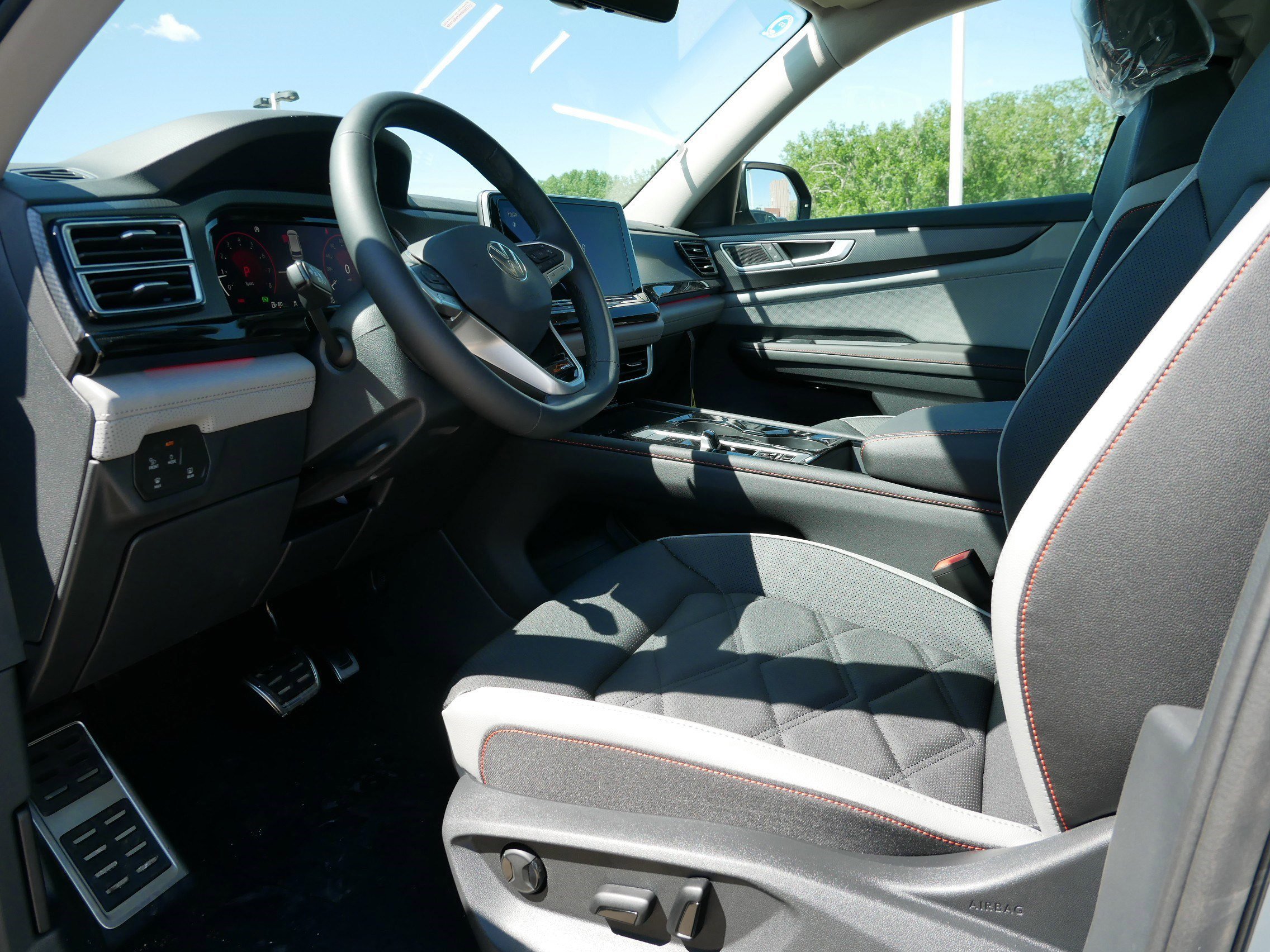 2025 Volkswagen Atlas Peak Edition SE photo 3