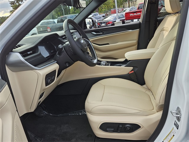 2025 Jeep Grand Cherokee Limited photo 3