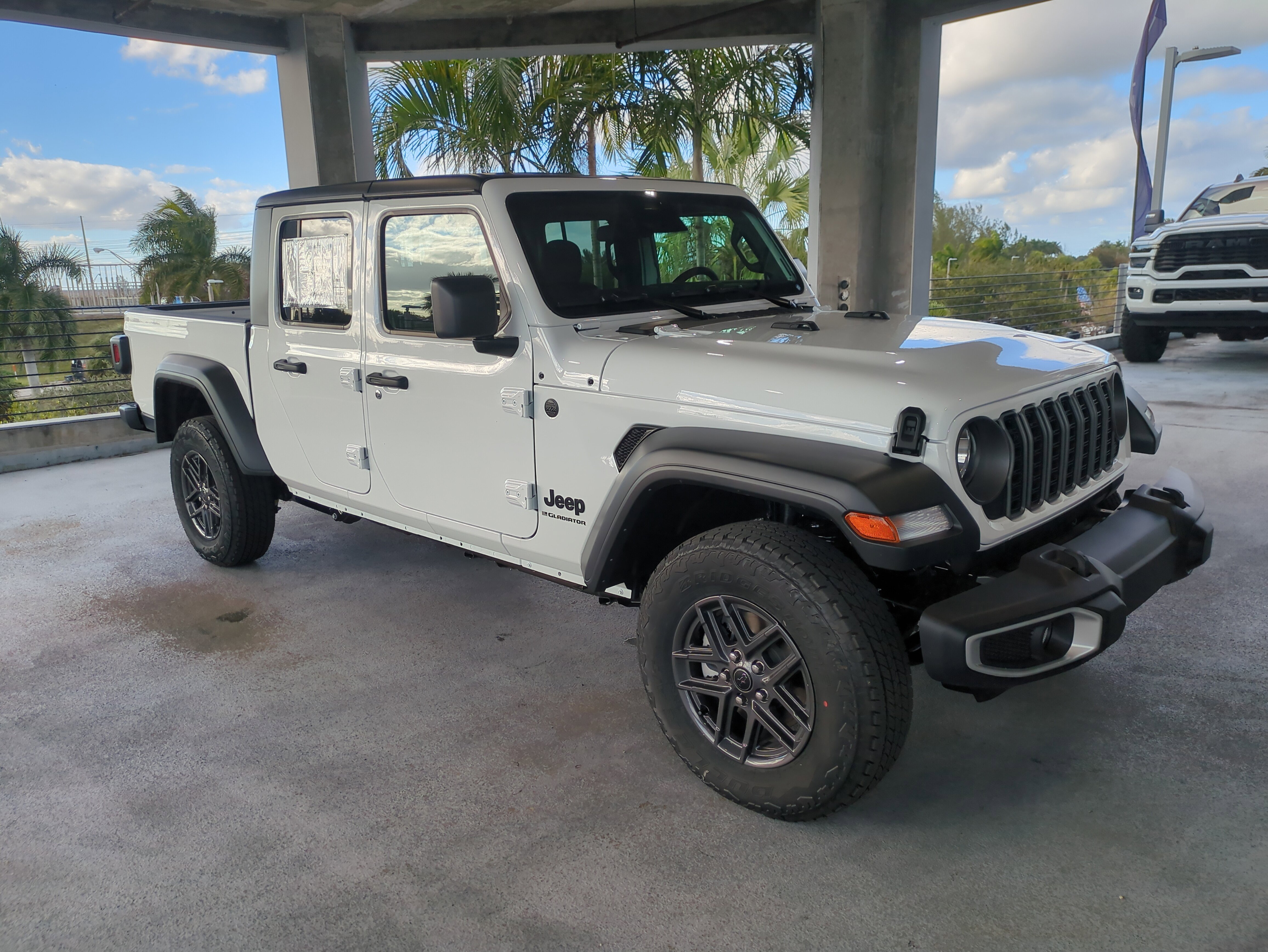 2026 Jeep Gladiator Sport S's photo