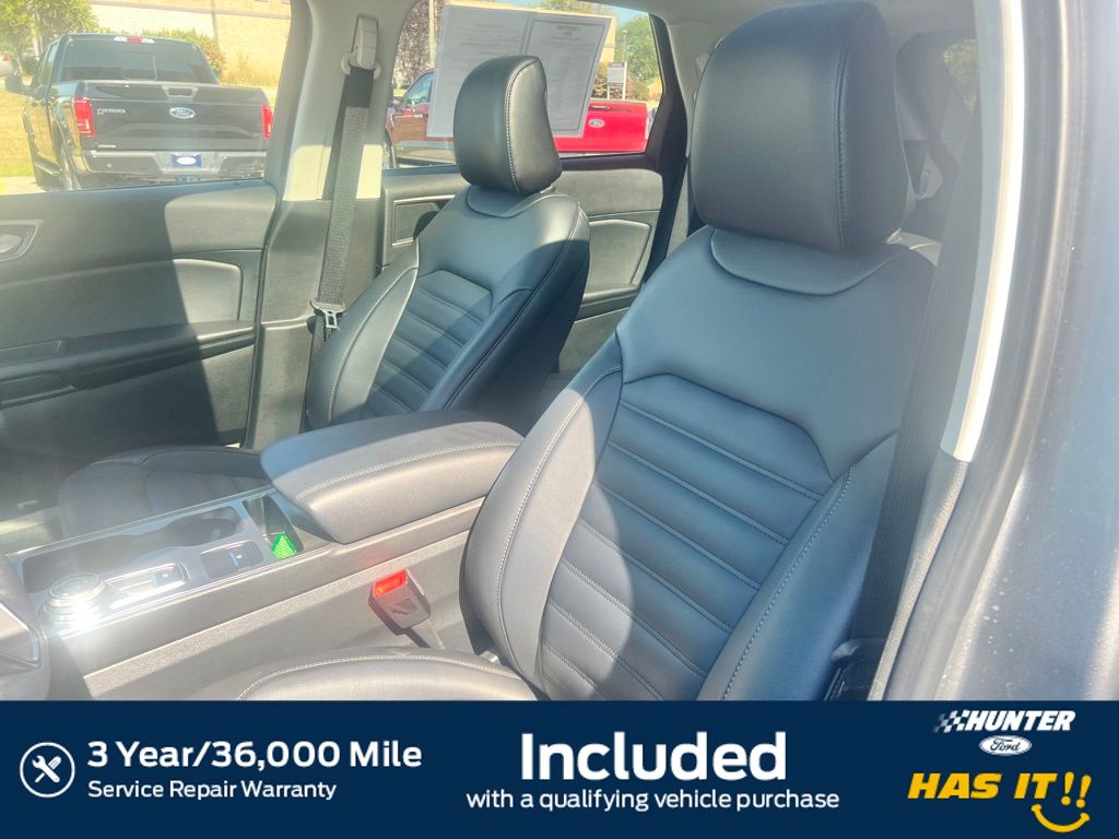 2022 Ford Edge SEL photo 2