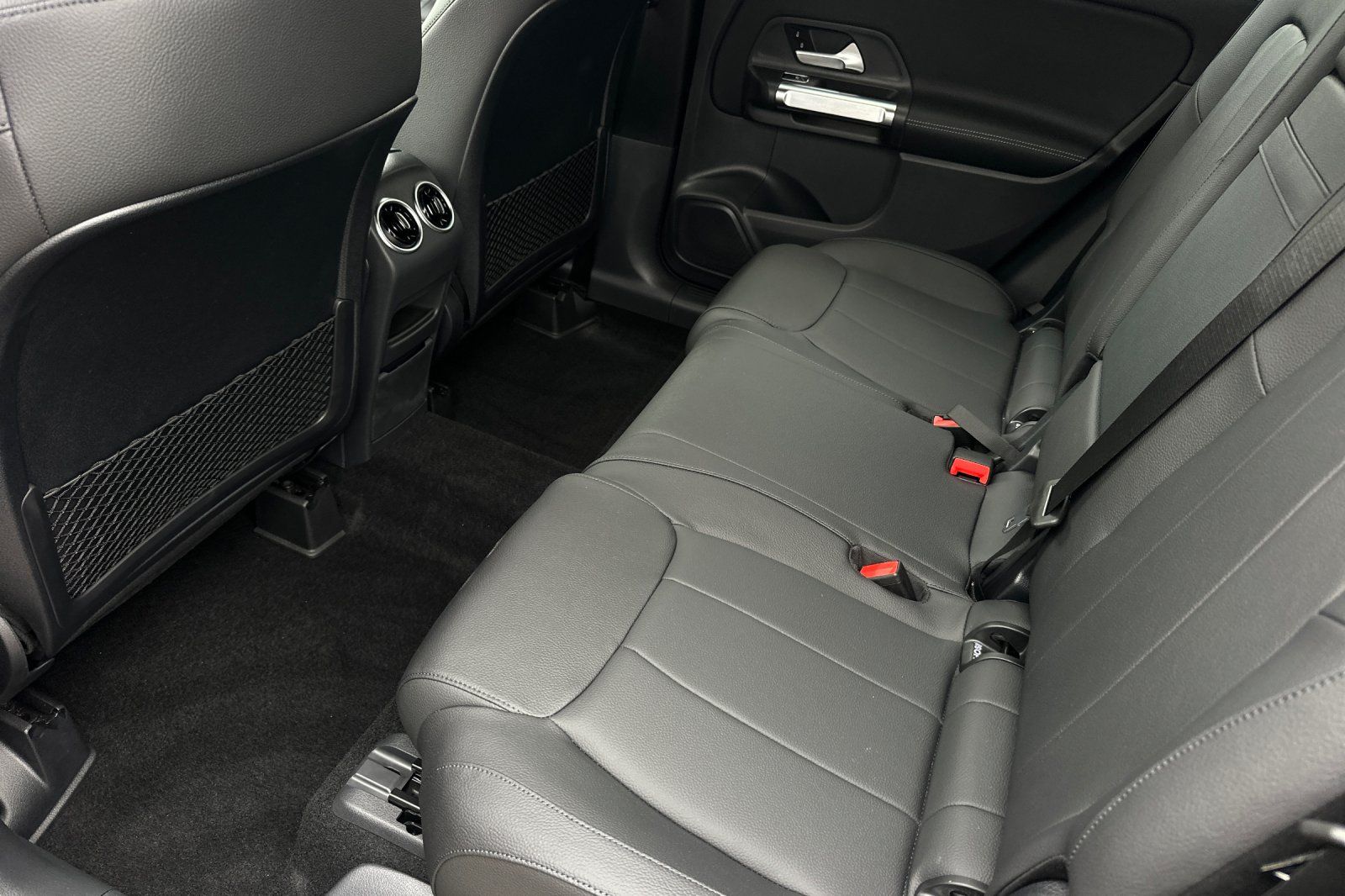 2025 Mercedes Benz GLB 250 photo 8