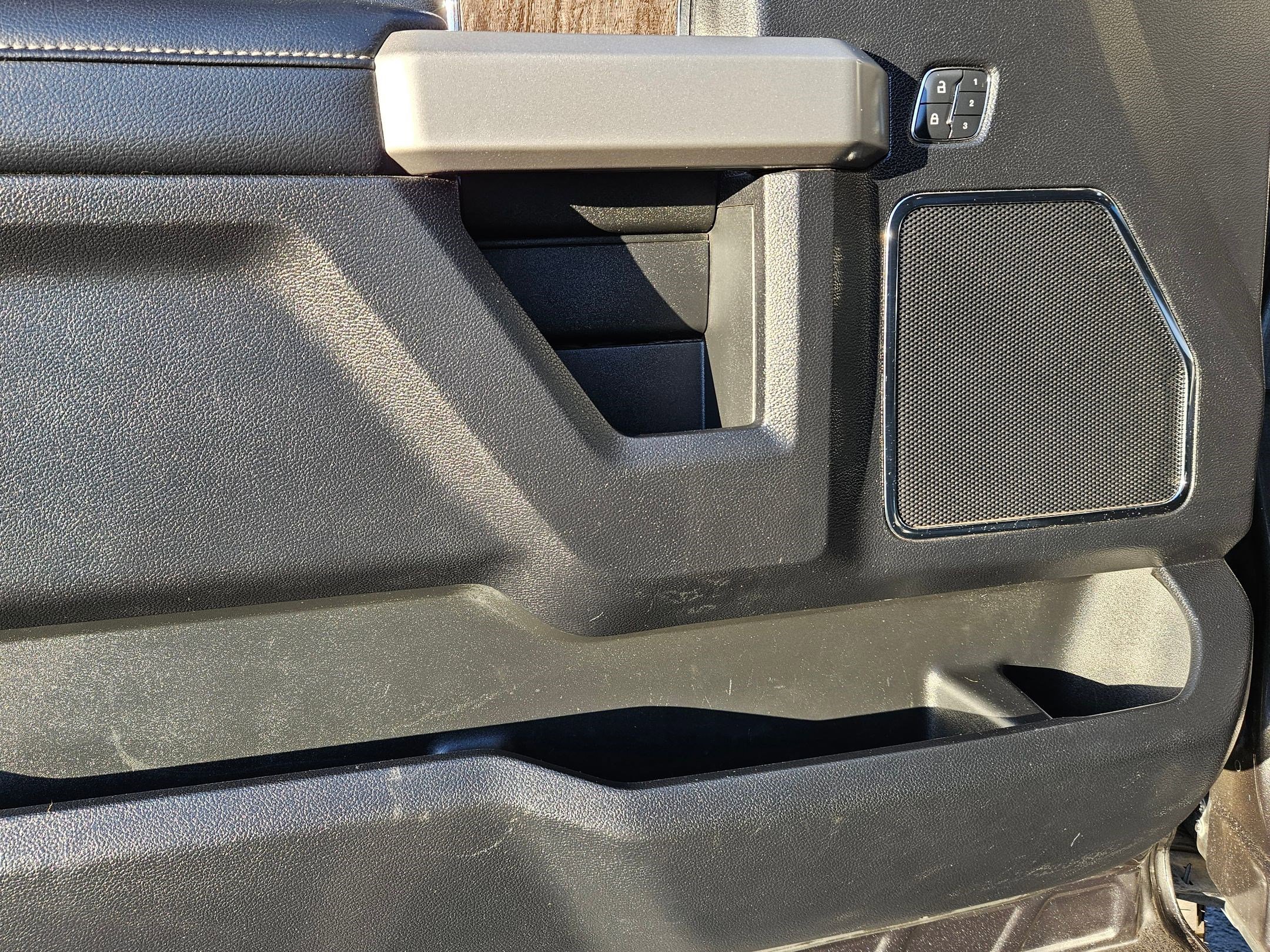 2017 Ford F-350 Lariat photo 13