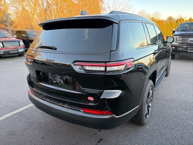 2025 Jeep Grand Cherokee Limited photo 3