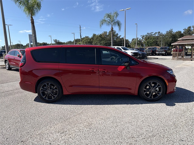 2026 Chrysler Pacifica photo 3