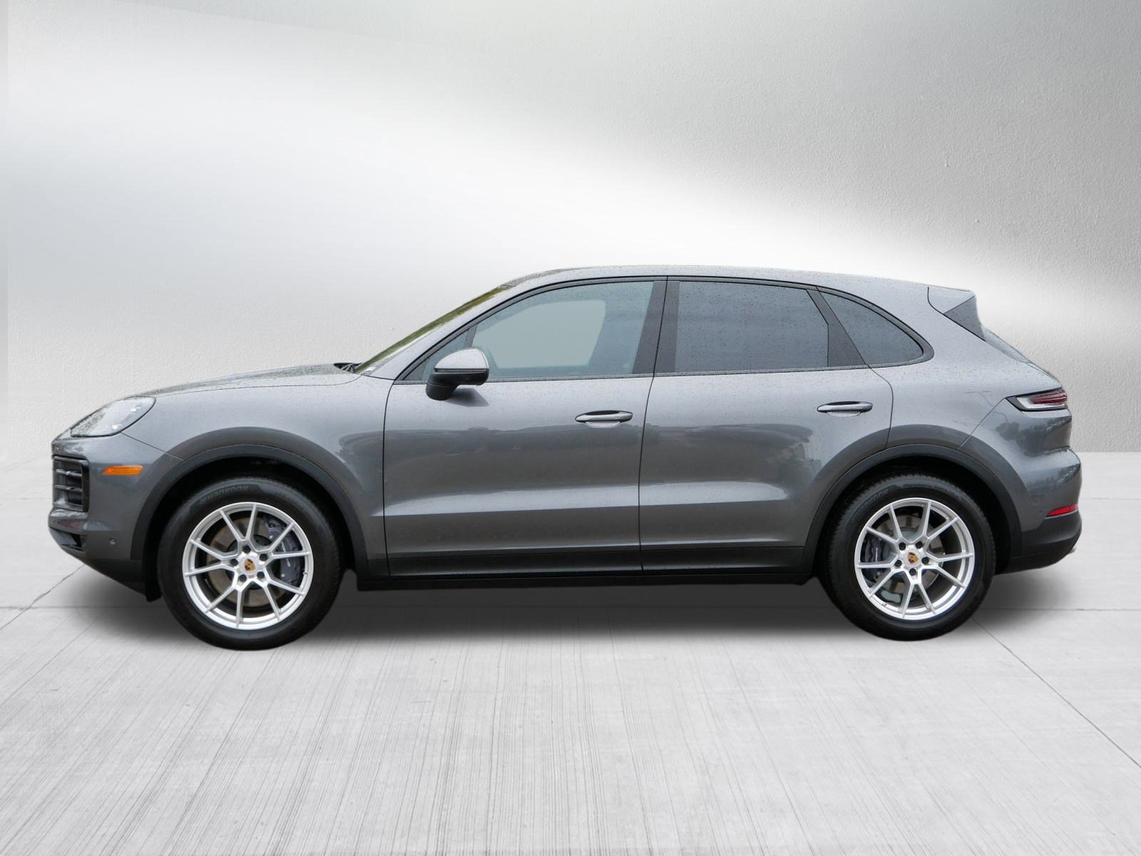 2024 Porsche Cayenne photo 2