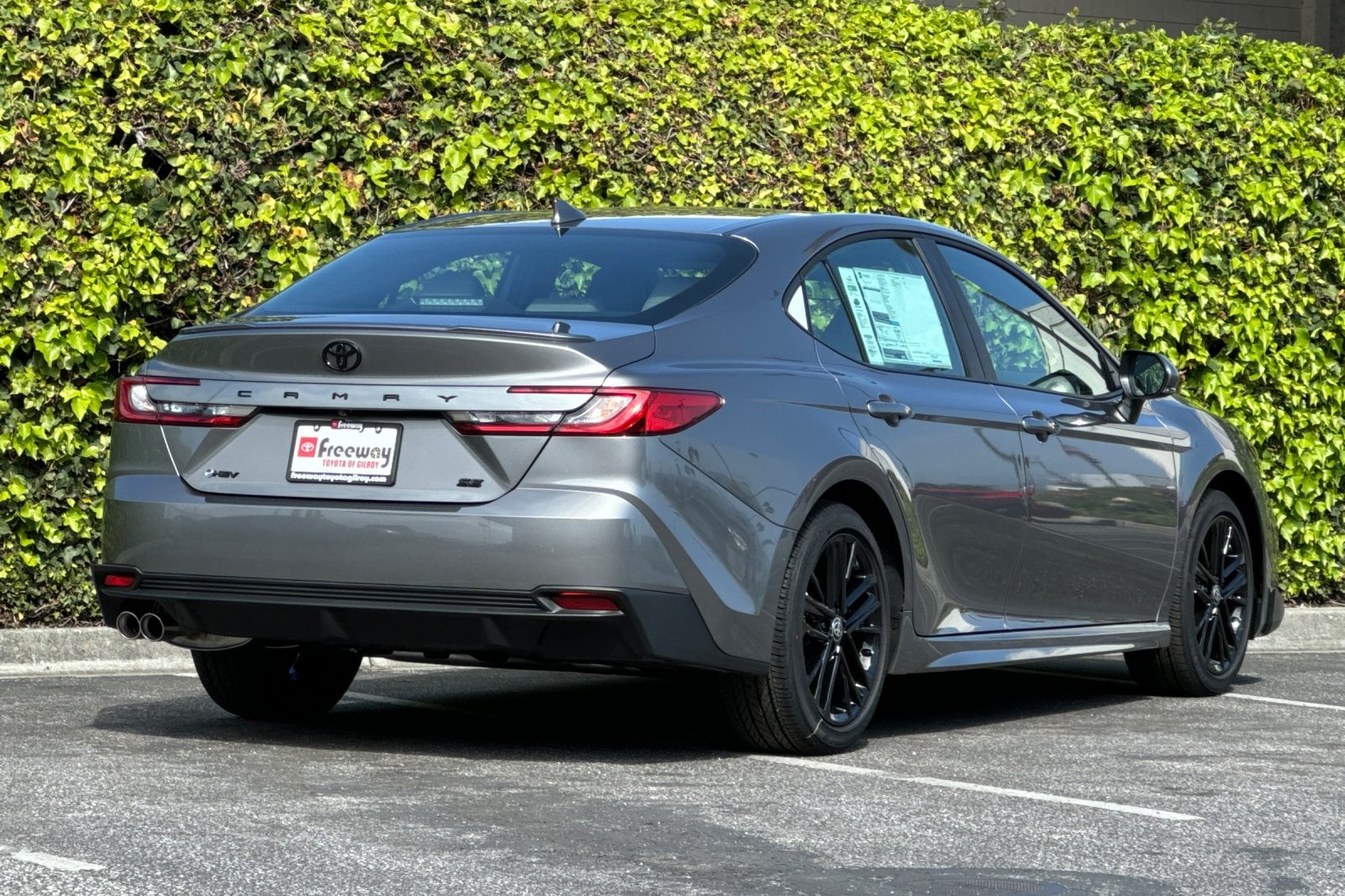 2025 Toyota Camry SE photo 4