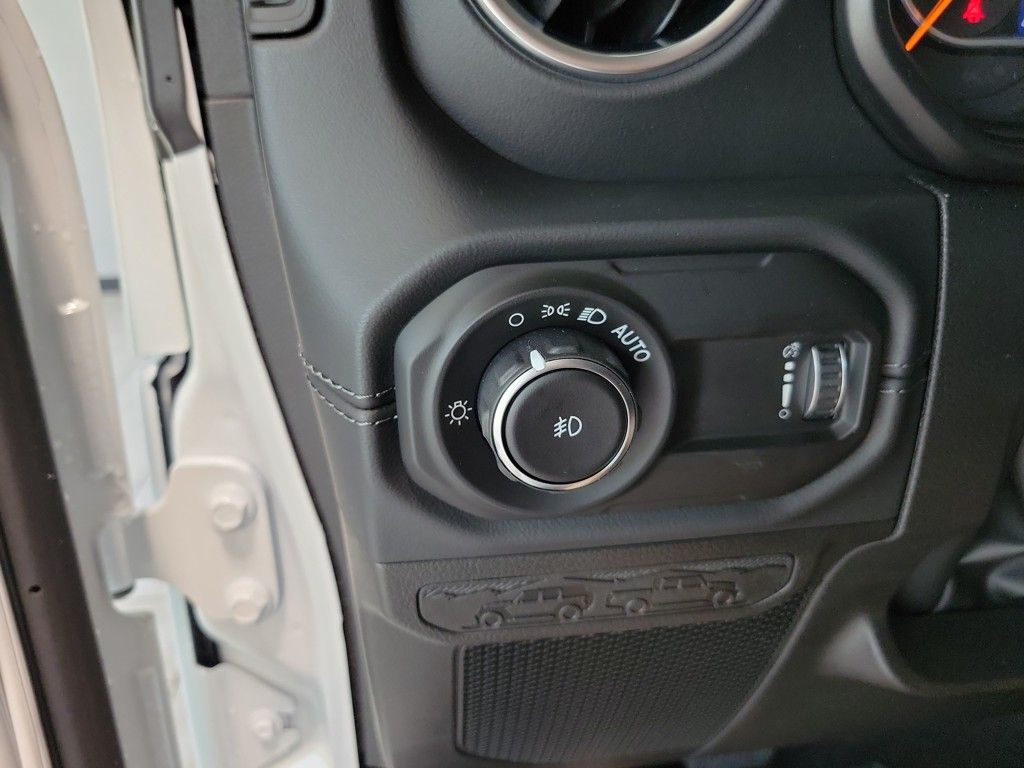 2025 Jeep Wrangler Sahara photo 22