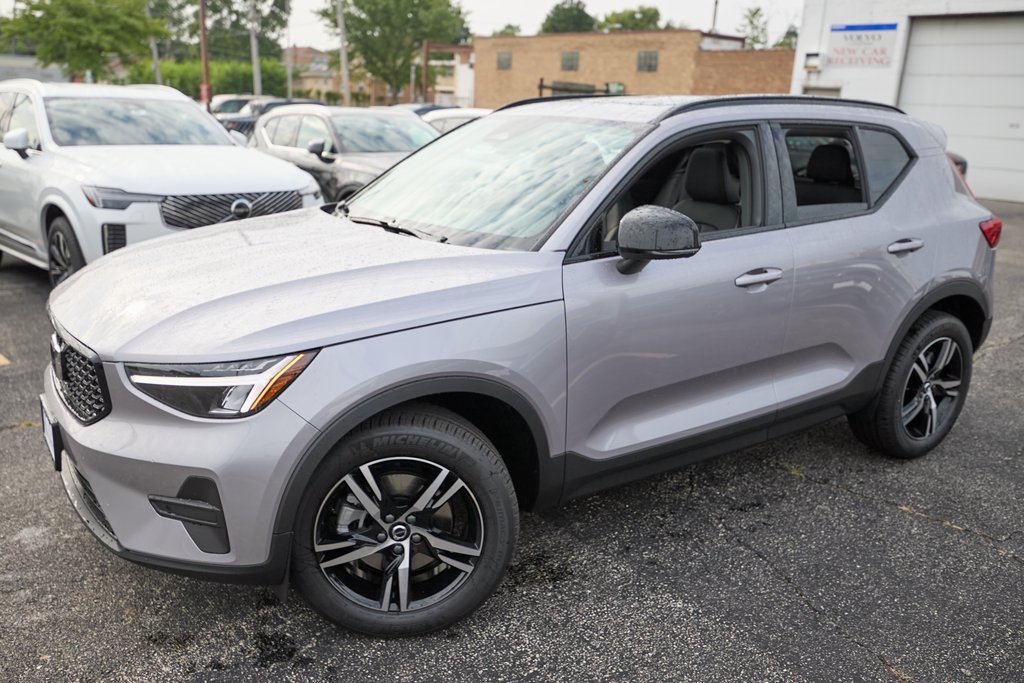 2026 VOLVO XC40 - Image 2