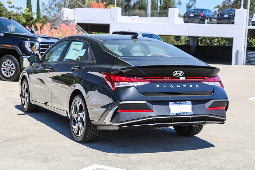 2025 Hyundai Elantra SEL Sport photo 4