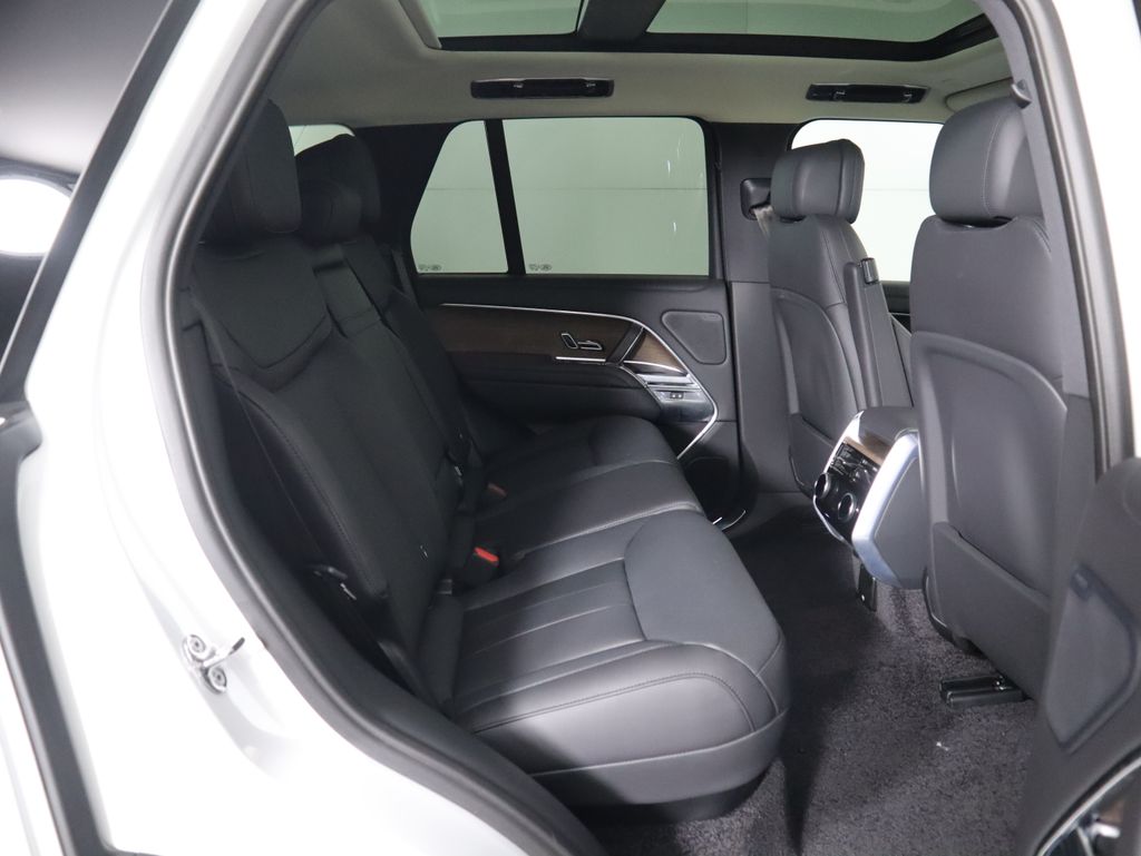 2025 Land Rover Range Rover SE photo 19