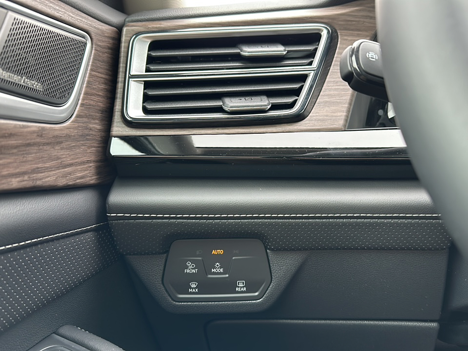 2025 Volkswagen Atlas SEL Premium R-Line photo 9