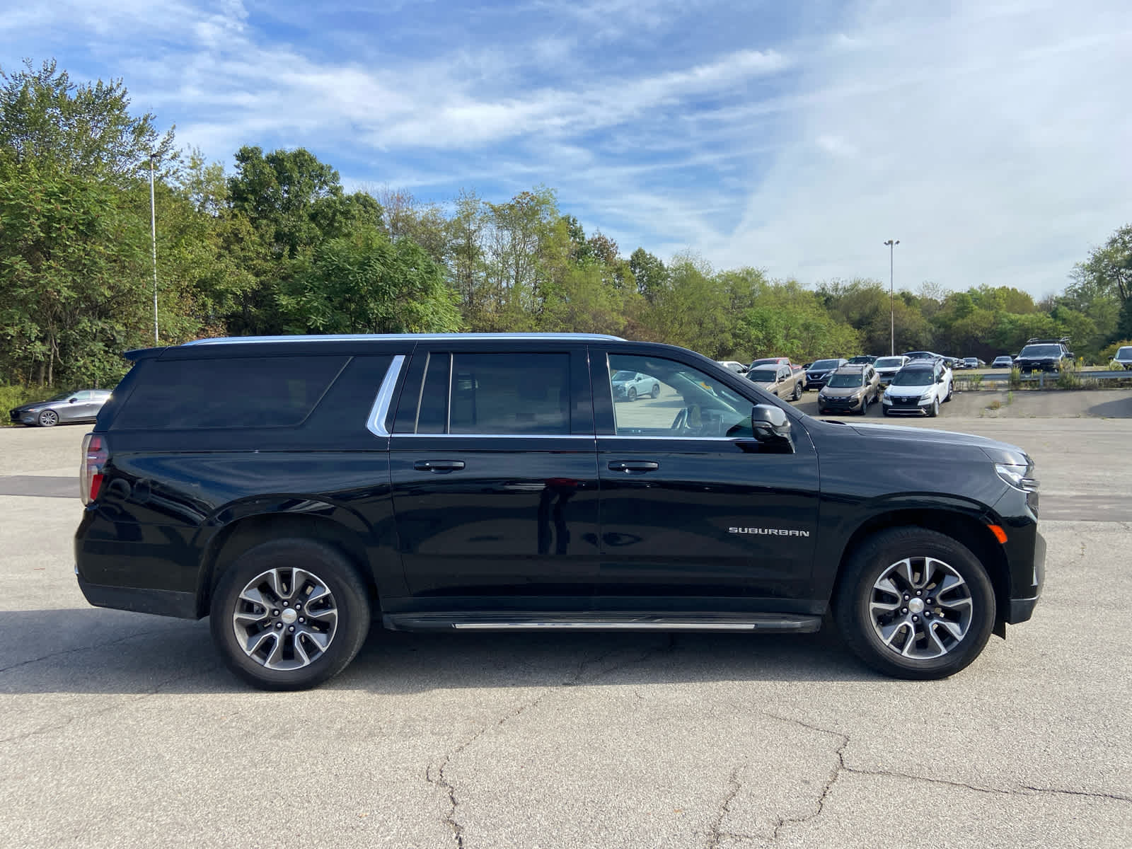 2023 Chevrolet Suburban LT photo 2