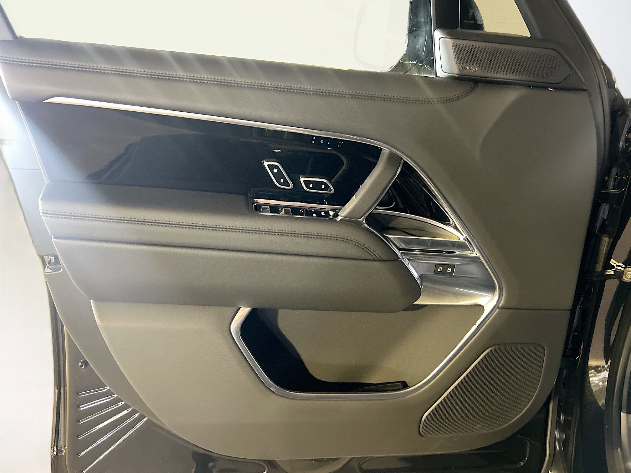 2025 Land Rover Range Rover SE photo 13
