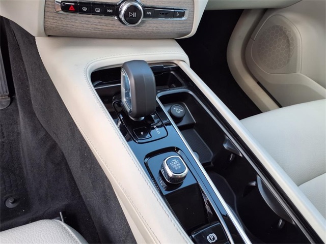 2024 Volvo XC90 Plus photo 17