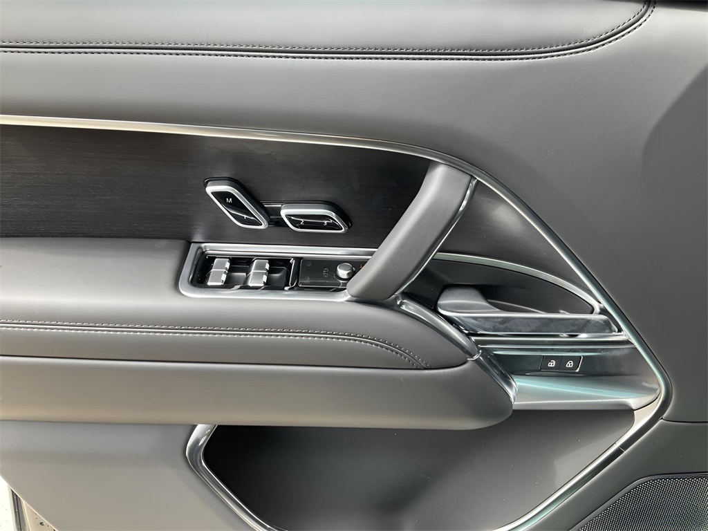 2025 Land Rover Range Rover SE photo 17