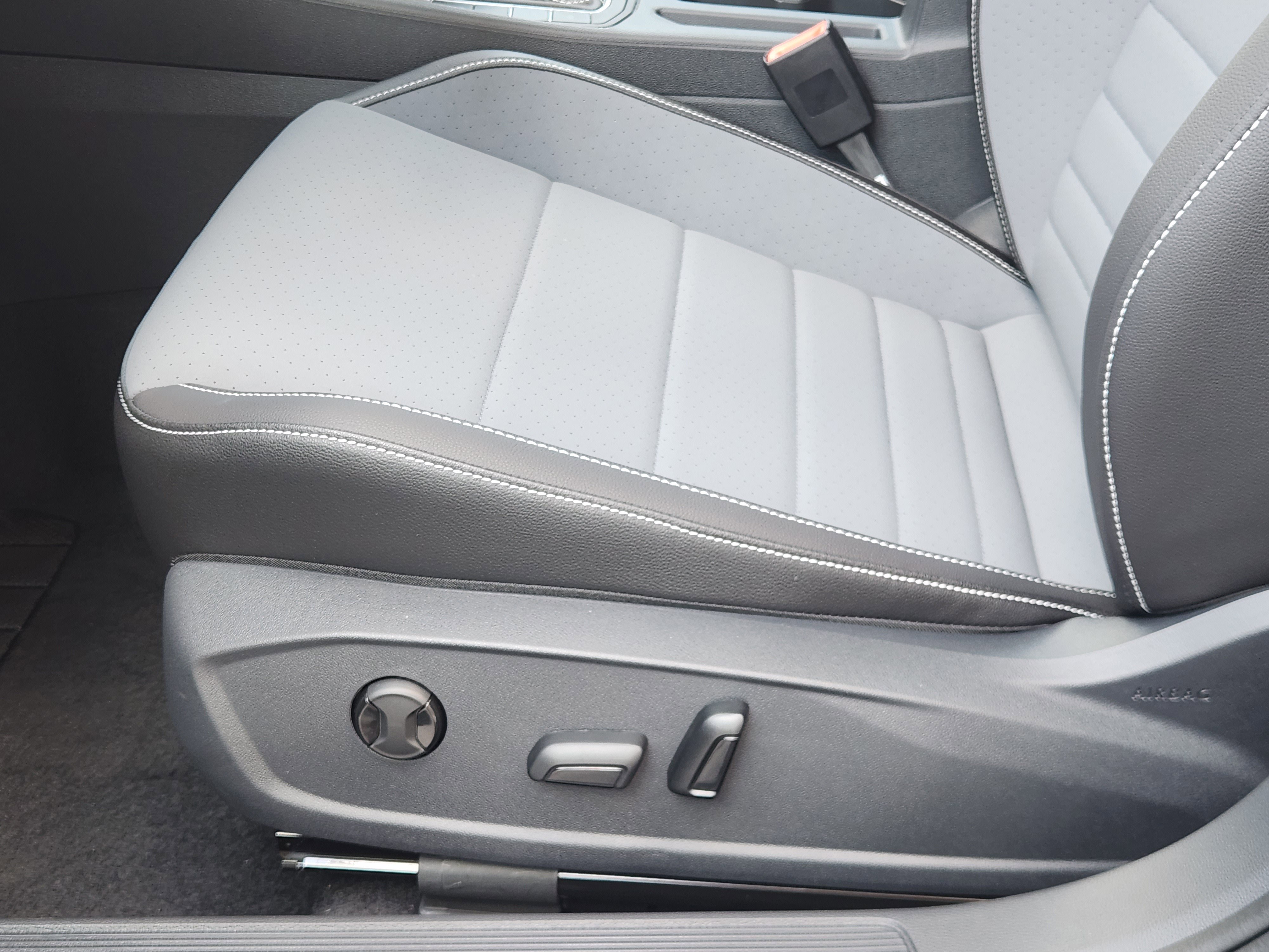 2026 Volkswagen Jetta SE photo 4